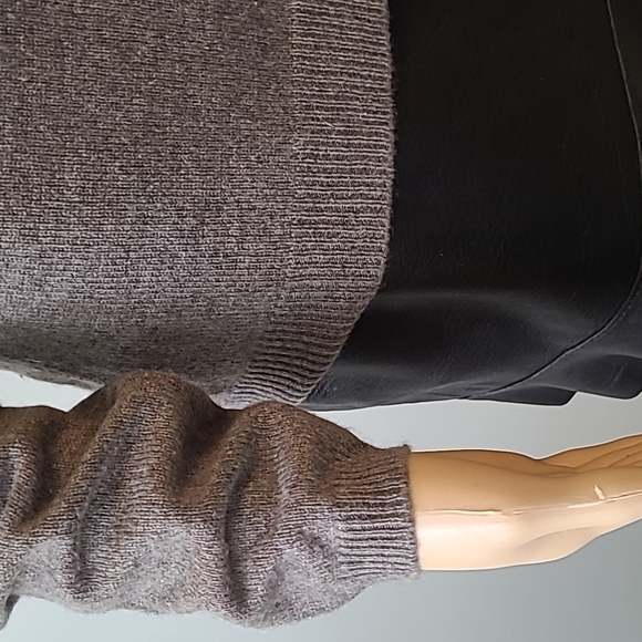 Bloomingdale's 100% Cashmere V-neck, long sleeves women's sweater - Picture 3 of 6